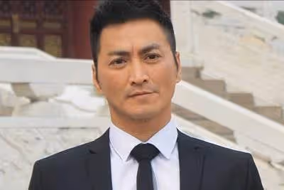 62歲「展昭」何家勁:息影8年在惠州進廠,少年時父母離異,靠打零工掙學費,至今未娶:早已看淡緣分