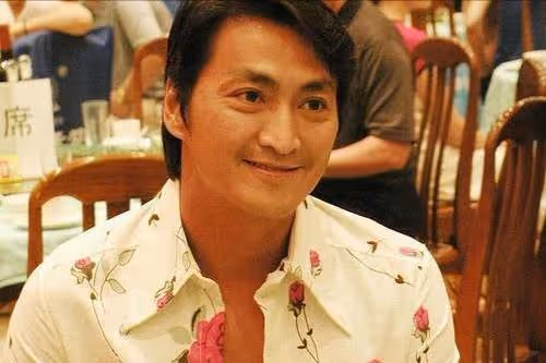 62歲「展昭」何家勁:息影8年在惠州進廠,少年時父母離異,靠打零工掙學費,至今未娶:早已看淡緣分