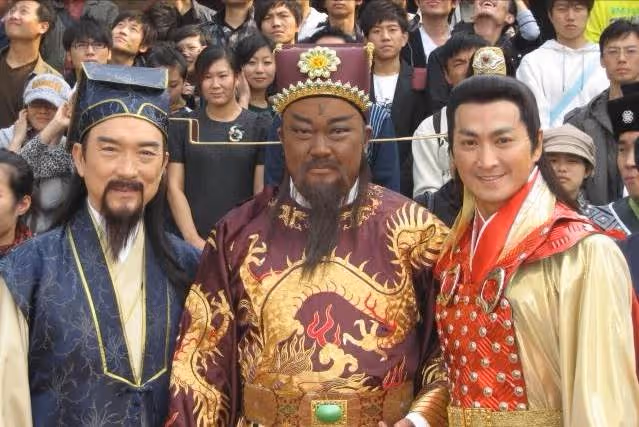 62歲「展昭」何家勁:息影8年在惠州進廠,少年時父母離異,靠打零工掙學費,至今未娶:早已看淡緣分