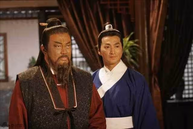 62歲「展昭」何家勁:息影8年在惠州進廠,少年時父母離異,靠打零工掙學費,至今未娶:早已看淡緣分