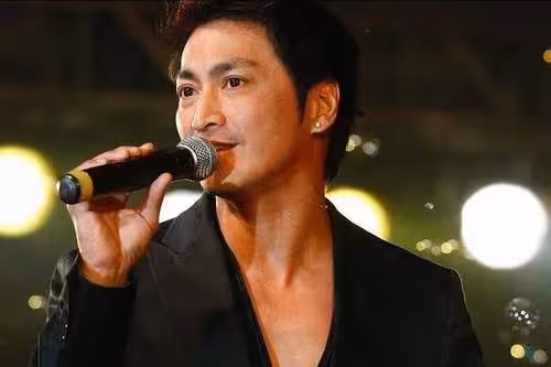 62歲「展昭」何家勁:息影8年在惠州進廠,少年時父母離異,靠打零工掙學費,至今未娶:早已看淡緣分