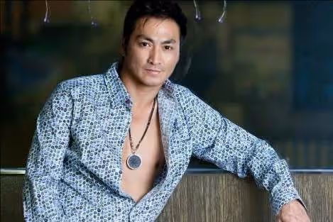 62歲「展昭」何家勁:息影8年在惠州進廠,少年時父母離異,靠打零工掙學費,至今未娶:早已看淡緣分