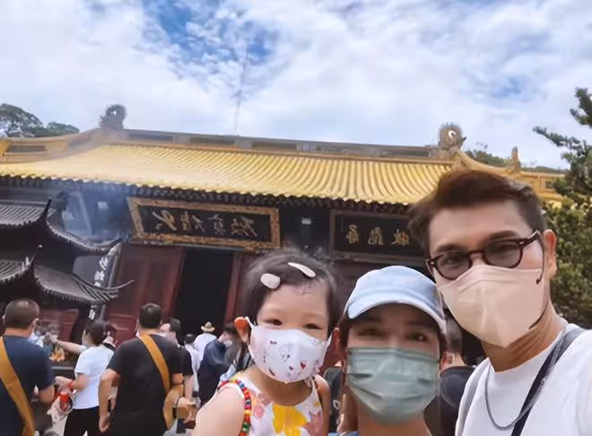 TVB視帝陳展鵬回內地!特意帶妻女上山祈福,3歲女兒跪地顯誠懇