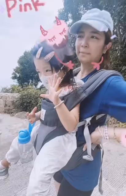 TVB視帝陳展鵬回內地!特意帶妻女上山祈福,3歲女兒跪地顯誠懇