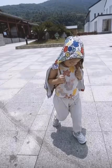 TVB視帝陳展鵬回內地!特意帶妻女上山祈福,3歲女兒跪地顯誠懇