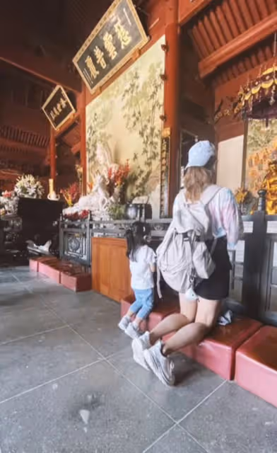 TVB視帝陳展鵬回內地!特意帶妻女上山祈福,3歲女兒跪地顯誠懇