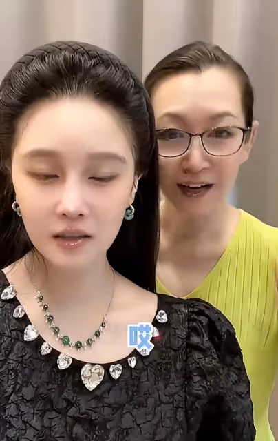 趙本山老婆身體狀況惹擔憂,暴瘦露面臉色白,比女兒還瘦變化太大