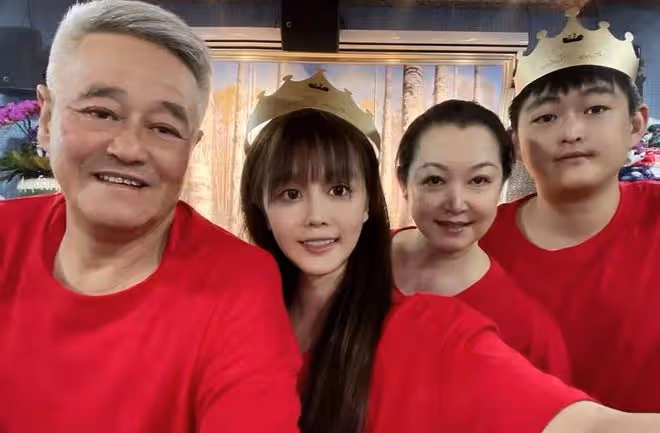 趙本山老婆身體狀況惹擔憂,暴瘦露面臉色白,比女兒還瘦變化太大