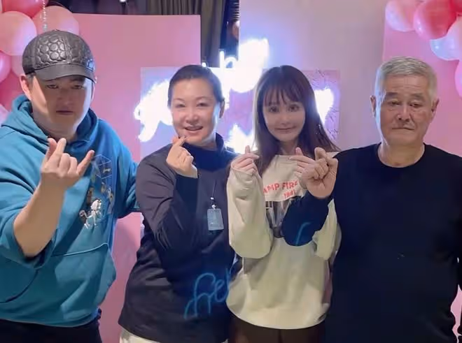 趙本山老婆身體狀況惹擔憂,暴瘦露面臉色白,比女兒還瘦變化太大