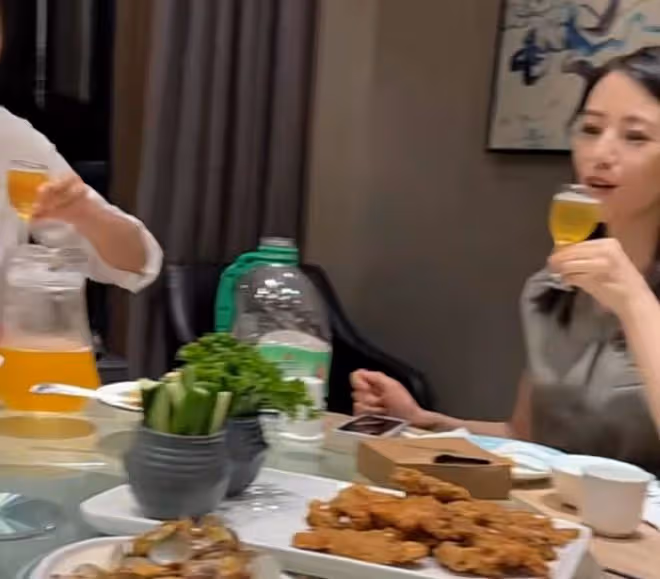 高圓圓參加酒局,飯桌上喝酒頻碰杯興致高,坐70萬豪車離去太瀟灑