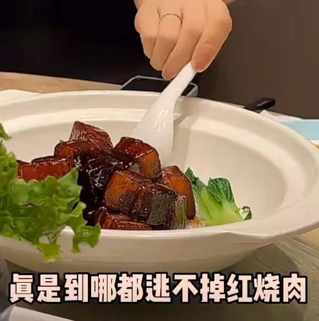 高圓圓參加酒局,飯桌上喝酒頻碰杯興致高,坐70萬豪車離去太瀟灑