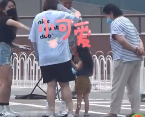 高圓圓參加酒局,飯桌上喝酒頻碰杯興致高,坐70萬豪車離去太瀟灑