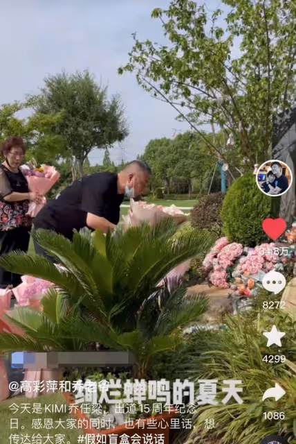 喬任梁父母現身墓地惹淚目!白髮蹣跚強忍淚花,手撫雕像滿地粉花