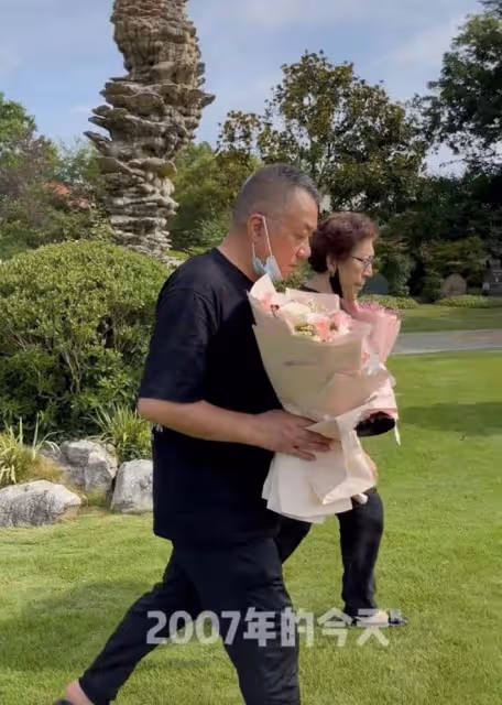 喬任梁父母現身墓地惹淚目!白髮蹣跚強忍淚花,手撫雕像滿地粉花