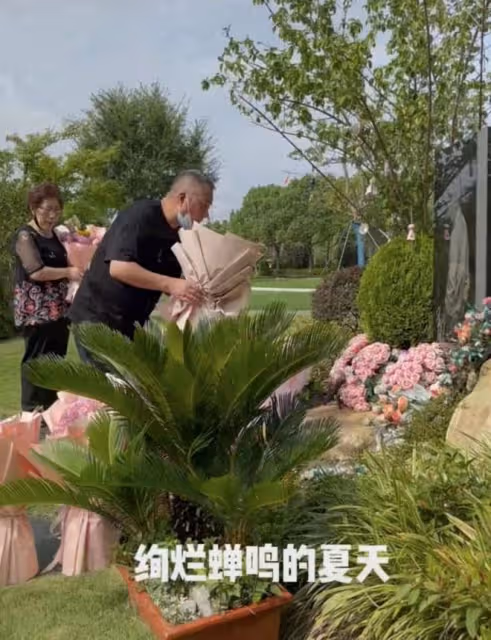 喬任梁父母現身墓地惹淚目!白髮蹣跚強忍淚花,手撫雕像滿地粉花