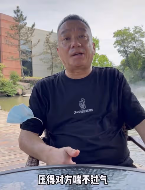 喬任梁父母現身墓地惹淚目!白髮蹣跚強忍淚花,手撫雕像滿地粉花