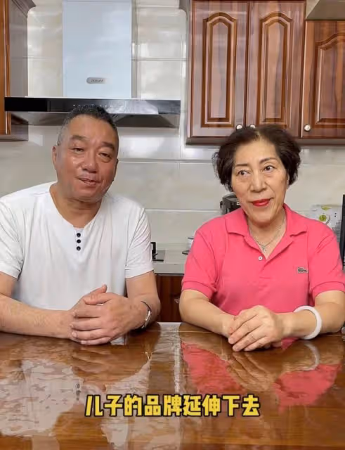 喬任梁父母現身墓地惹淚目!白髮蹣跚強忍淚花,手撫雕像滿地粉花