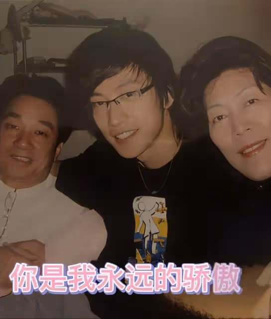 喬任梁父母現身墓地惹淚目!白髮蹣跚強忍淚花,手撫雕像滿地粉花