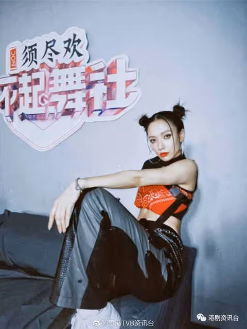 王君馨錄音室自拍預告錄製新歌!張天賦民初造型拍新歌MV