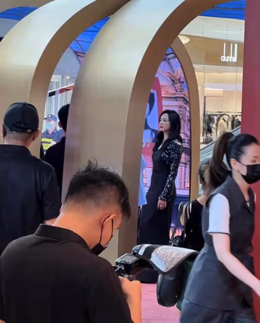 42歲姚晨腳踩細高跟撈金,一襲黑裙優雅迷人,專人在前面打燈