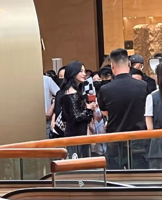42歲姚晨腳踩細高跟撈金,一襲黑裙優雅迷人,專人在前面打燈