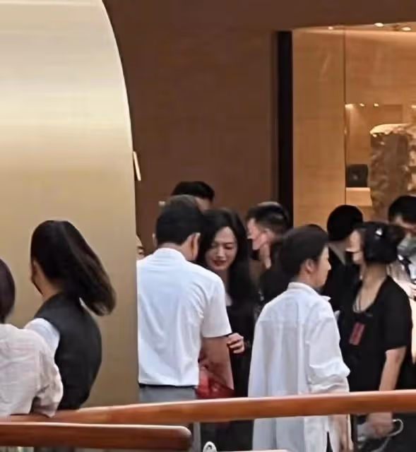 42歲姚晨腳踩細高跟撈金,一襲黑裙優雅迷人,專人在前面打燈