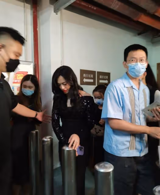 42歲姚晨腳踩細高跟撈金,一襲黑裙優雅迷人,專人在前面打燈