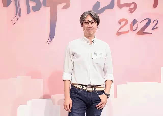 知名港星滿頭白髮出鏡!自覺年齡大不願染髮,出軌港姐事業盡毀