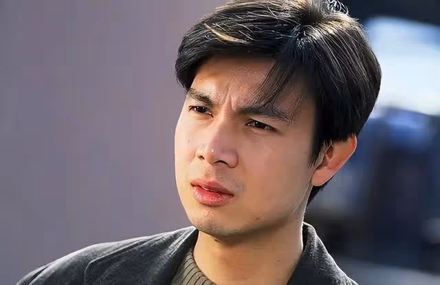 知名港星滿頭白髮出鏡!自覺年齡大不願染髮,出軌港姐事業盡毀