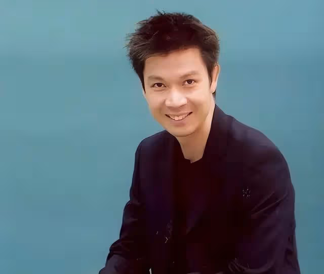知名港星滿頭白髮出鏡!自覺年齡大不願染髮,出軌港姐事業盡毀