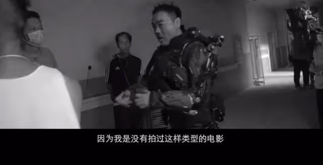 接地氣!古天樂無助理相伴獨自騎電動車到片場拍戲,引網友們大讚