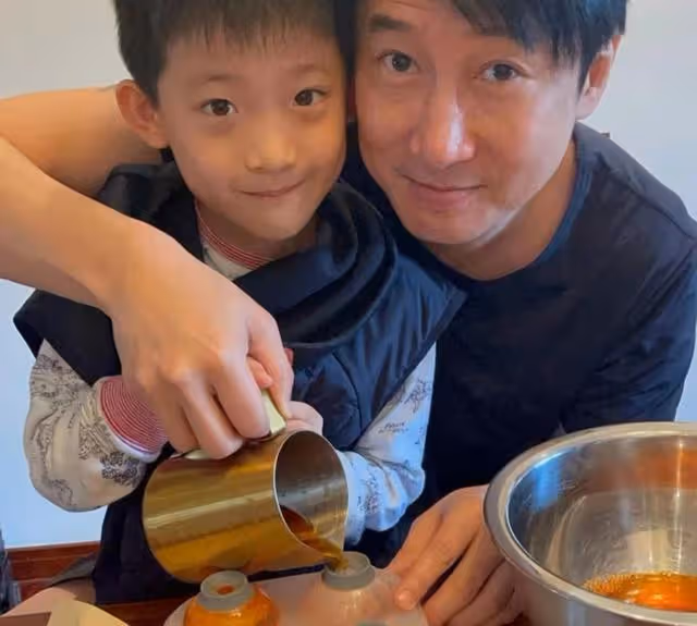 罕見反擊網友！洪金寶兒子直播帶貨被質疑損爸爸形象：我不偷不搶