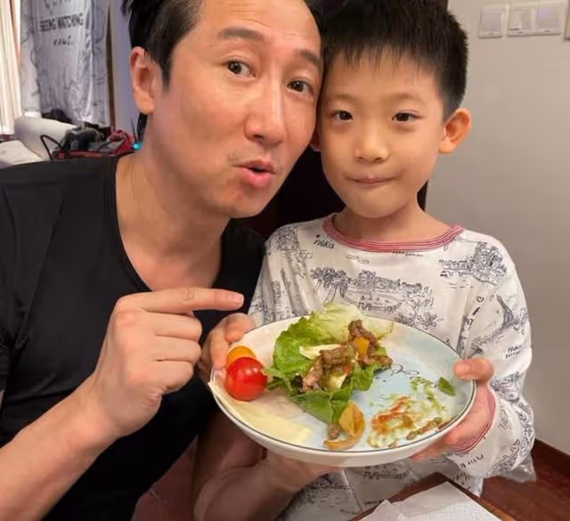 罕見反擊網友！洪金寶兒子直播帶貨被質疑損爸爸形象：我不偷不搶