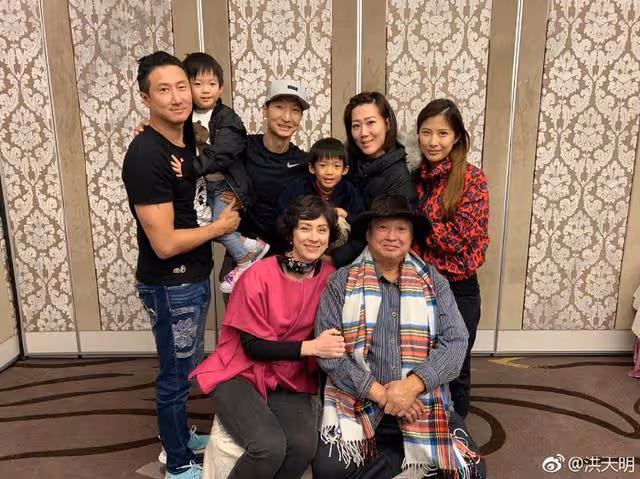 罕見反擊網友！洪金寶兒子直播帶貨被質疑損爸爸形象：我不偷不搶