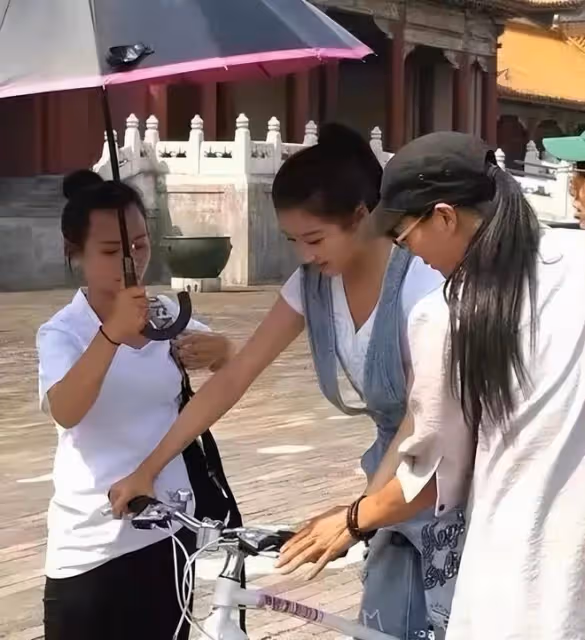 明星對助理的差別有多大?有人說助理下賤,有人讓助理下跪