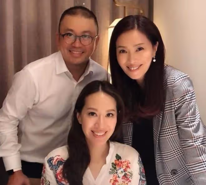 TVB老闆娘與甄子丹妻子聚會!曾當模特48歲仍貌美,二婚過得幸福