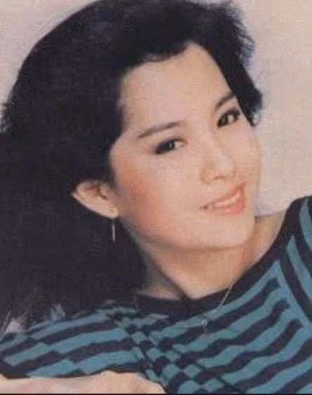 64歲邱于庭近照曝光，風采不減當年，為陪伴母親回台定居，獨自養兒長大，對感情不再有期待：後半生都用來盡孝。