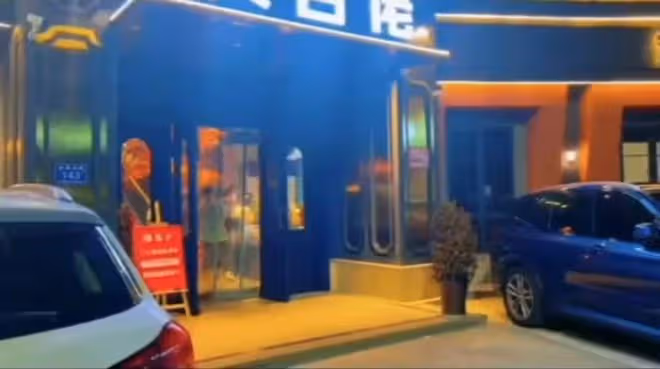 王思聰划船吃土菜館,與倆美女吞雲吐霧,女方身份被扒疑似00後