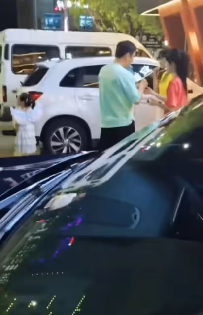 王思聰划船吃土菜館,與倆美女吞雲吐霧,女方身份被扒疑似00後