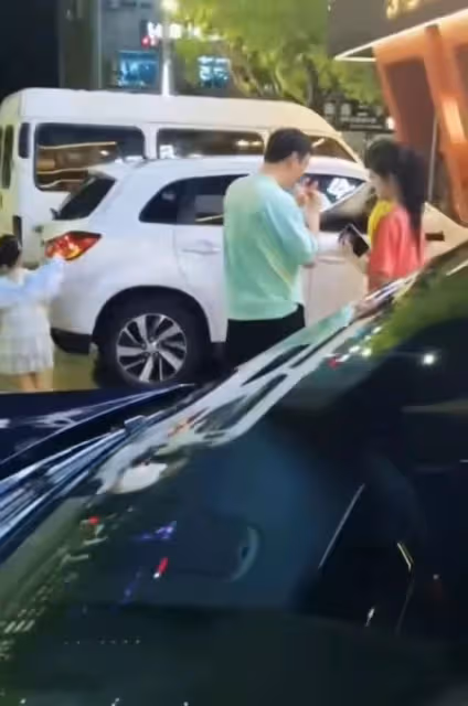王思聰划船吃土菜館,與倆美女吞雲吐霧,女方身份被扒疑似00後