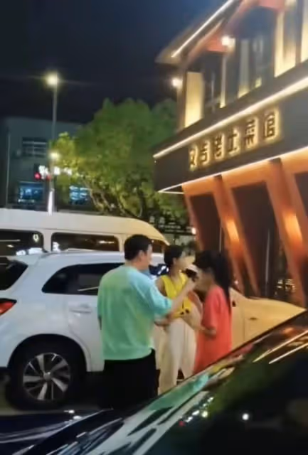 王思聰划船吃土菜館,與倆美女吞雲吐霧,女方身份被扒疑似00後