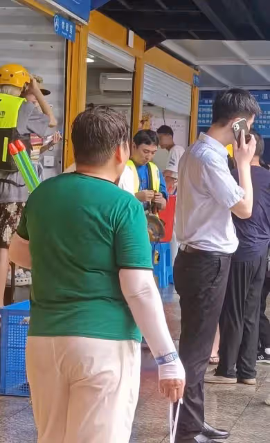 王思聰划船吃土菜館,與倆美女吞雲吐霧,女方身份被扒疑似00後
