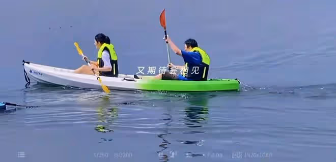 王思聰划船吃土菜館,與倆美女吞雲吐霧,女方身份被扒疑似00後