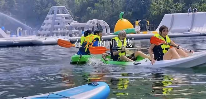 王思聰划船吃土菜館,與倆美女吞雲吐霧,女方身份被扒疑似00後