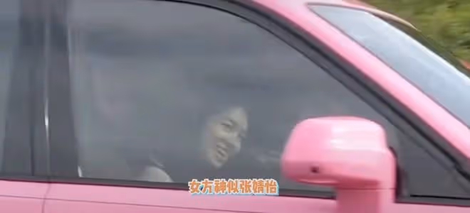 王思聰划船吃土菜館,與倆美女吞雲吐霧,女方身份被扒疑似00後