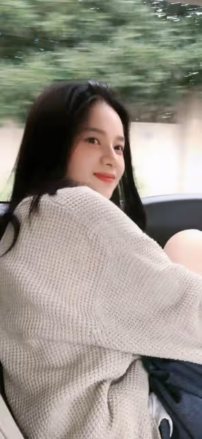 王思聰划船吃土菜館,與倆美女吞雲吐霧,女方身份被扒疑似00後