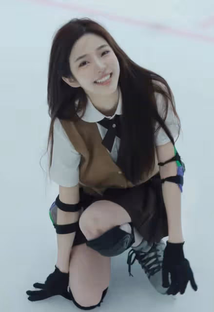 王思聰划船吃土菜館,與倆美女吞雲吐霧,女方身份被扒疑似00後