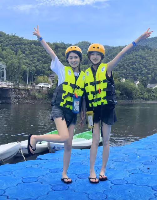 王思聰划船吃土菜館,與倆美女吞雲吐霧,女方身份被扒疑似00後