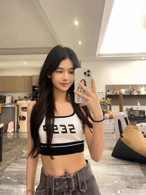 王思聰划船吃土菜館,與倆美女吞雲吐霧,女方身份被扒疑似00後