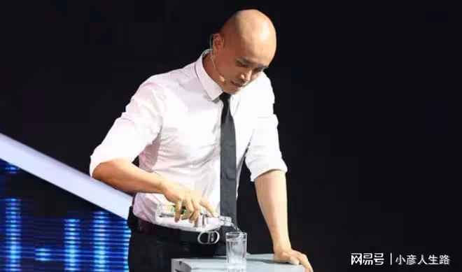 樂嘉:被指當眾罵金星,調戲謝娜,如今淪落到街頭商演